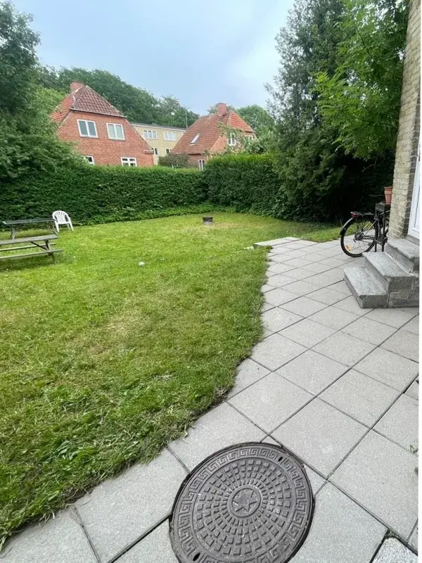 Fliserens indgang og terrassesti — efter