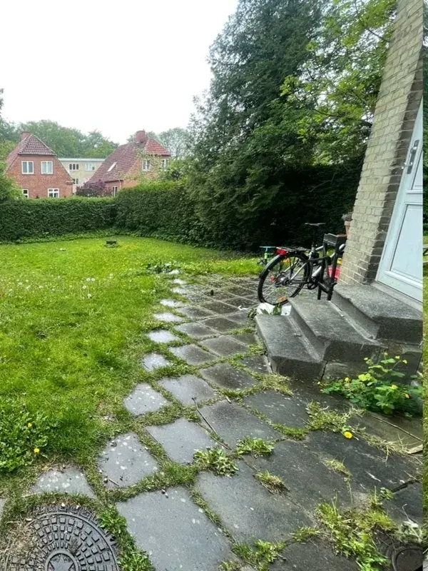 Fliserens indgang og terrassesti — før